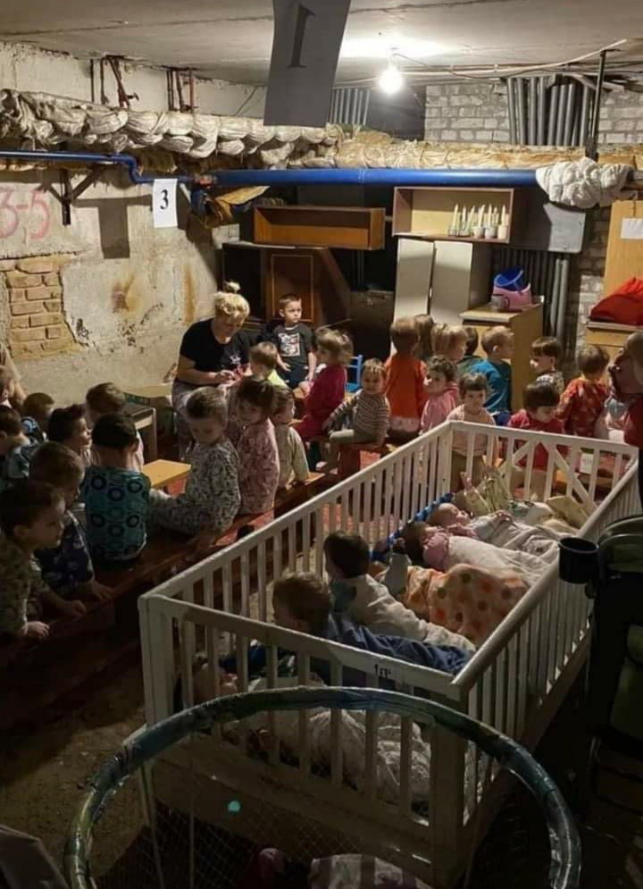 Børn i et bombesikret rum i Ukraine - Støt Ukraine